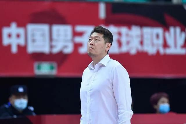 从《我的父亲母亲》中扎着红绳的乡村少女，到《酱园弄·悬案》中弑夫分尸的“毒妇”，章子怡26年的演艺生涯，如同一场不断前行的破茧之旅。