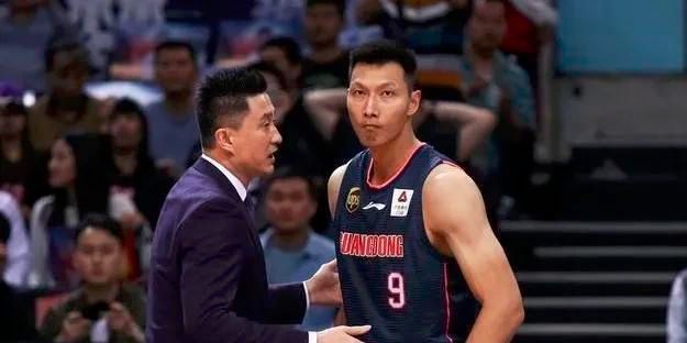 是歌手”演唱会哈尔滨站上热情向粉丝们推介了这部五一喜剧。