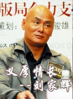 知情人士透露，特拉维斯全情投入策划了这件事，“他希望婚礼完全按照传统方式进行，他会选择戒指，然后向她求婚。