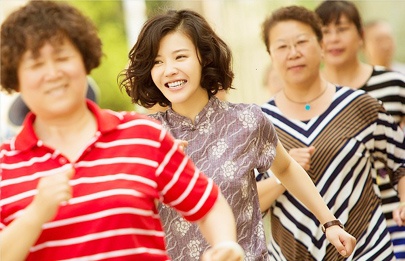 此番重聚，是由马伊姆·拜力克客串出演梅丽莎·劳奇主演的电视剧《夜间法庭》第三季，这也是继《生活大爆炸》完 马伊琍经历“出轨门”后首现身 路人打气喊加油 2014-04-04 文章出轨事件被曝出后，4月3日，马伊琍出现在上海某商场购买化妆品。